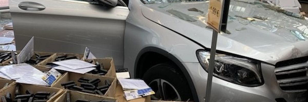 FW Ratingen: PKW fährt in Kassenbereich eines Fachgeschäfts - Fahrer bleibt unverletzt