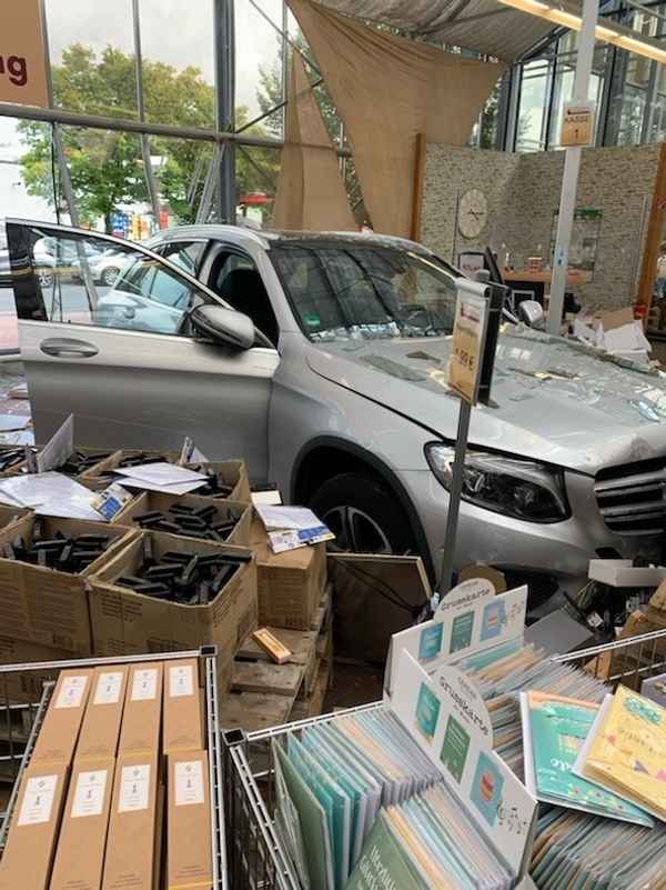FW Ratingen: PKW fährt in Kassenbereich eines Fachgeschäfts - Fahrer bleibt unverletzt