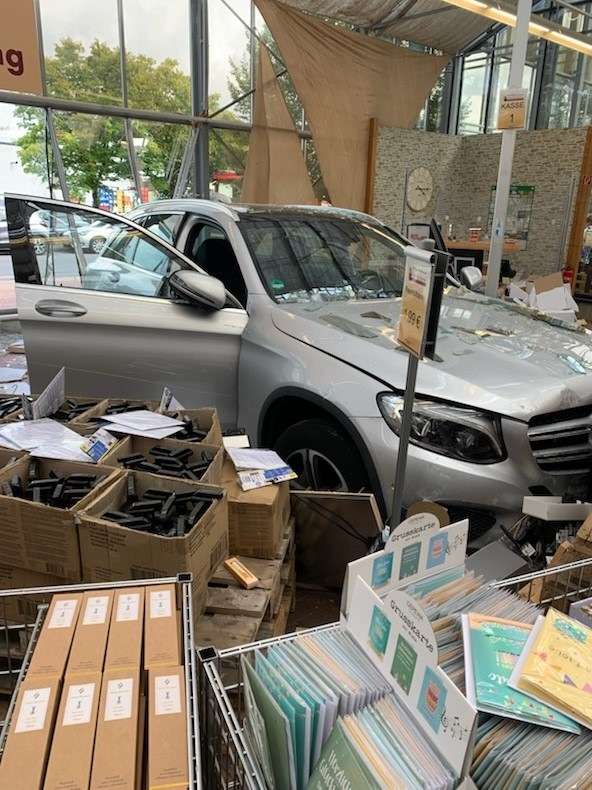 FW Ratingen: PKW fährt in Kassenbereich eines Fachgeschäfts - Fahrer bleibt unverletzt