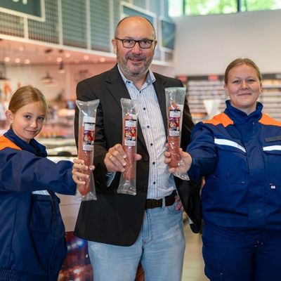 FW-LFVSH: Die Feuerwehr-Salami ist zurück: EDEKA Nordwest unterstützt den Feuerwehrnachwuchs