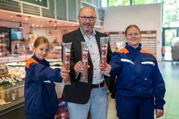FW-LFVSH: Die Feuerwehr-Salami ist zurück: EDEKA Nordwest unterstützt den Feuerwehrnachwuchs