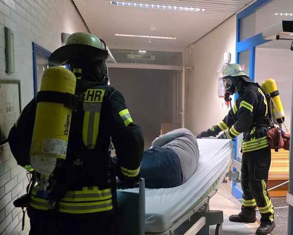 FW Celle: Feuer in Kinderklinik und Verkehrsunfall - die Celler Feuerwehr übte heute den Ernstfall im AKH und auf dem Wilhelm-Heinichen-Ring!
