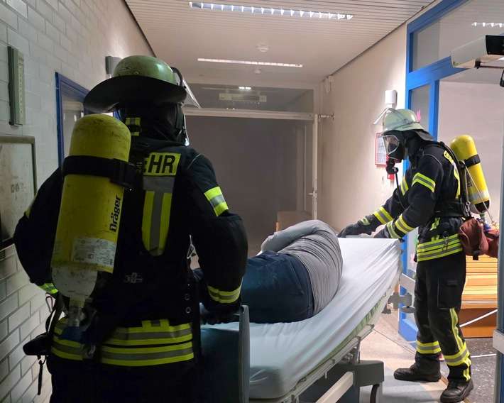 FW Celle: Feuer in Kinderklinik und Verkehrsunfall - die Celler Feuerwehr übte heute den Ernstfall im AKH und auf dem Wilhelm-Heinichen-Ring!