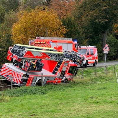 FW-GL: Drehleiter der Feuerwehr Bergisch Gladbach bei Einsatzfahrt verunglückt - Aufwendige Bergungsarbeiten im Stadtteil Herkenrath