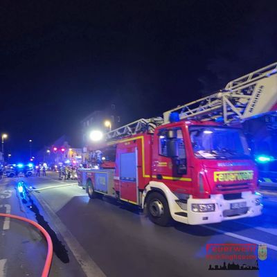 FW-RE: Wohnungsbrand in Recklinghausen-Süd: Eine Person durch Fenster gerettet und schwerstverletzt
