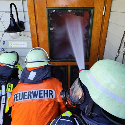 FW Lüchow-Dannenberg: +++ Großeinsatz der Feuerwehren in Lüchow-Dannenberg +++ Wohnhaus aus Holz brennt am Gründonnerstag vollständig aus +++