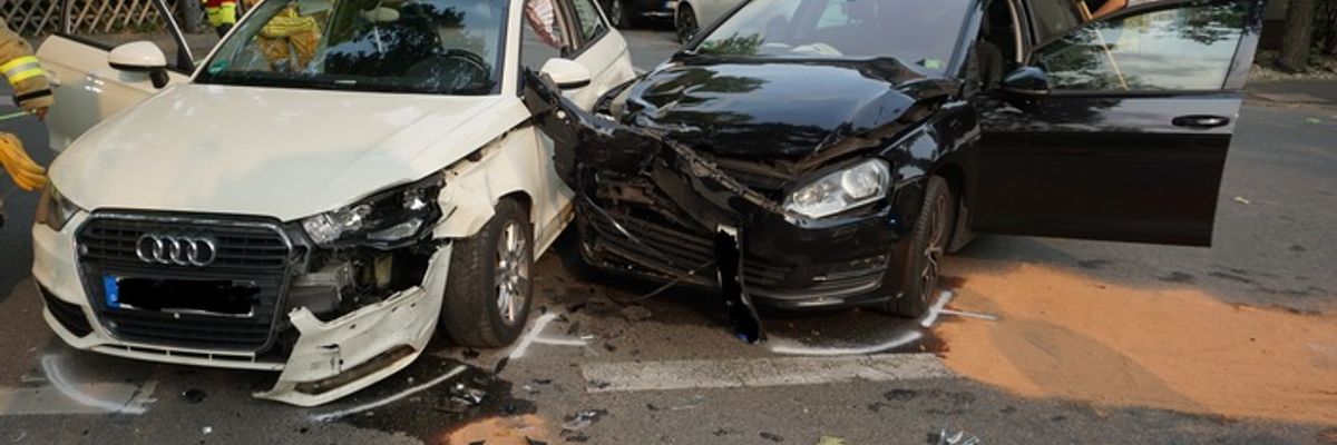 FW Ratingen: Innerstädtischer Verkehrsunfall mi zwei Vefletzten
