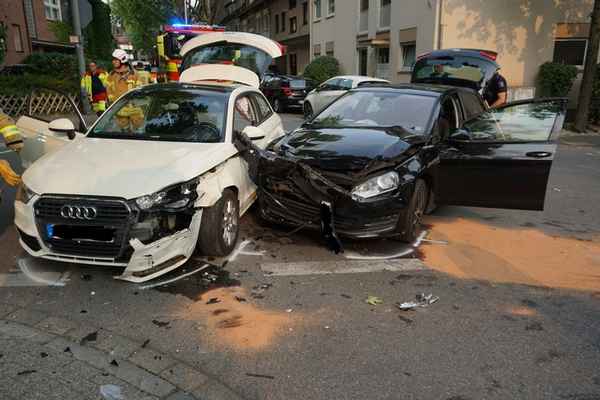 FW Ratingen: Innerstädtischer Verkehrsunfall mi zwei Vefletzten