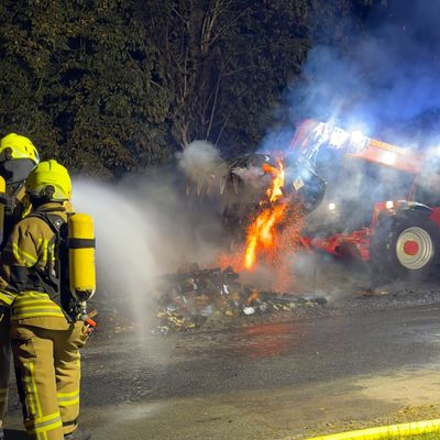 FW-DT: Scheune bei nächtlichem Brand vollständig zerstört - zwei Feuerwehrleute im Krankenhaus