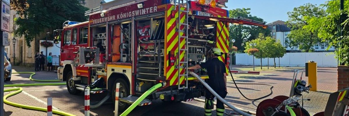 FW Königswinter: Kellerbrand in Königswinterer Altstadt