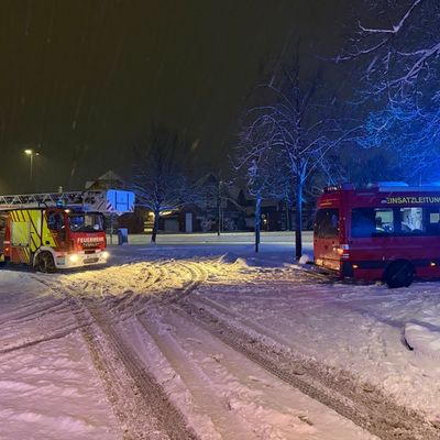 FW-AUR: Fahrzeugbrand in dichtem Schneetreiben bekämpft