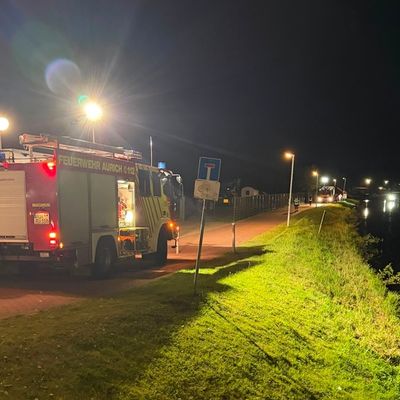 FW-AUR: Mülltonnenbrand zugleich mit Ölaustritt auf Gewässer