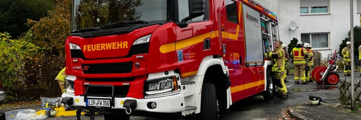 FF Bad Salzuflen: Kellerbrand sorgt für Stromausfall in Lockhausen / Feuerwehr ist mit 30 Einsatzkräften im Zeisigweg vor Ort