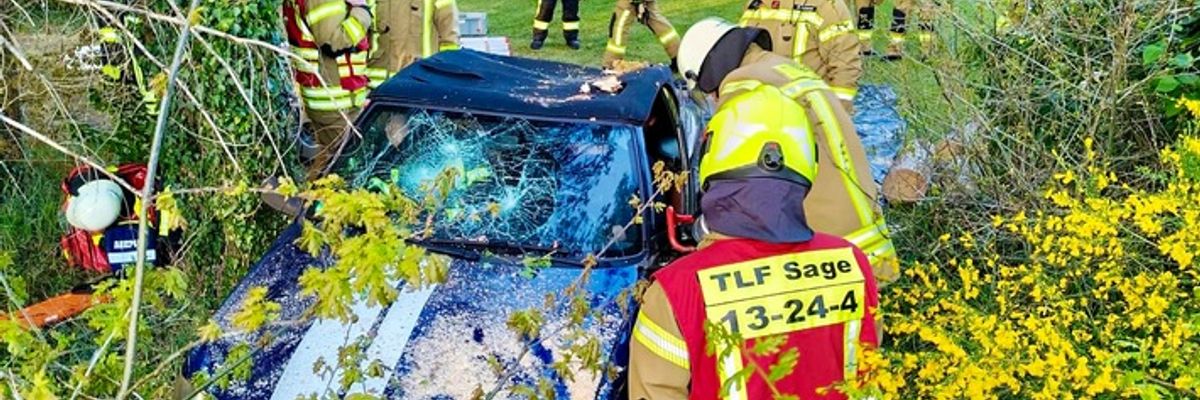 FW-OLL: Realistische Verkehrsunfallübung der Feuerwehren Sage und Huntlosen