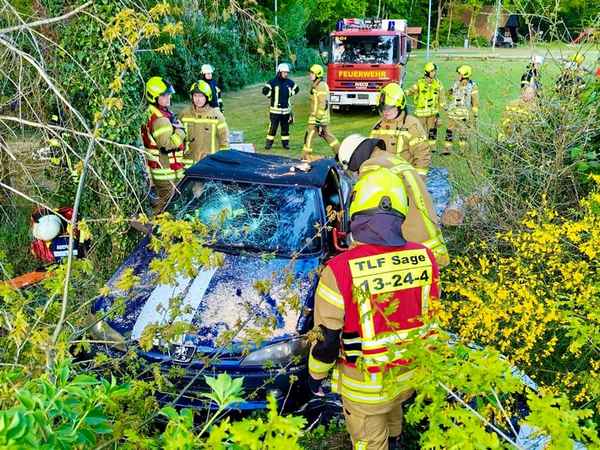 FW-OLL: Realistische Verkehrsunfallübung der Feuerwehren Sage und Huntlosen