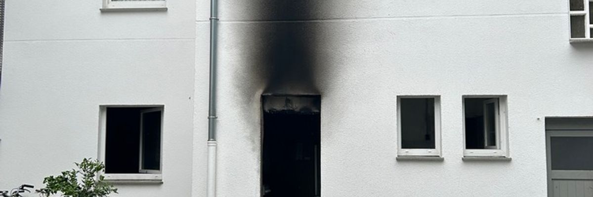 FW Moers: Brand in Wohn- und Geschäftshaus / Person über Drehleiter in Sicherheit gebracht