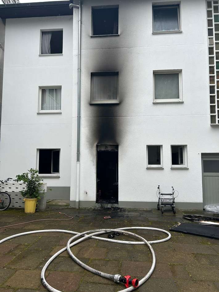 FW Moers: Brand in Wohn- und Geschäftshaus / Person über Drehleiter in Sicherheit gebracht