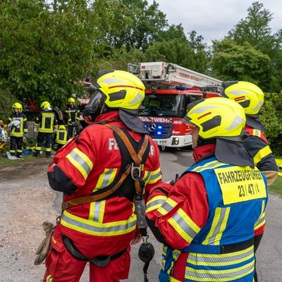 FW Flotwedel: Großangelegte Alarmübung in Wienhausen - Fahrzeugbrand weitet sich zu Werkstattbrand aus