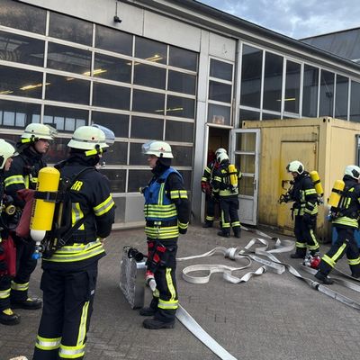 FW-AUR: Feuerwehren und THW gemeinsam bei Übung gefordert