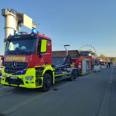 FW Konstanz: Ölteppich im Konstanzer Hafen