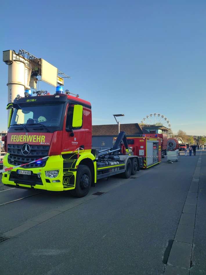 FW Konstanz: Ölteppich im Konstanzer Hafen