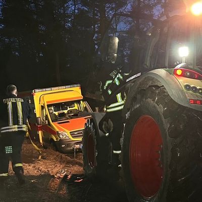 FW-AUR: Feststeckenden Notarztwagen befreit