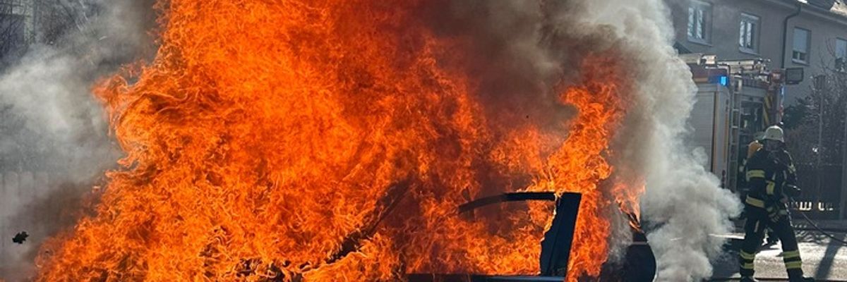 FW-M: Besitzerin rettet Katze - Feuerwehr löscht Auto (Ramersdorf)