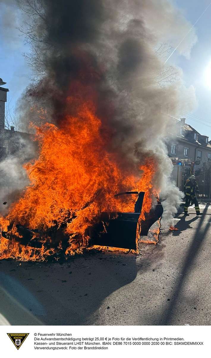 FW-M: Besitzerin rettet Katze - Feuerwehr löscht Auto (Ramersdorf)