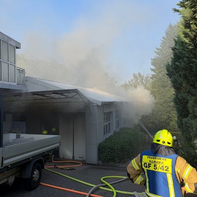 FW LK Neunkirchen: Brand einer Lagerhalle in Hüttigweiler - Feuerwehr verhindert übergreifen auf Nachbargebäude
