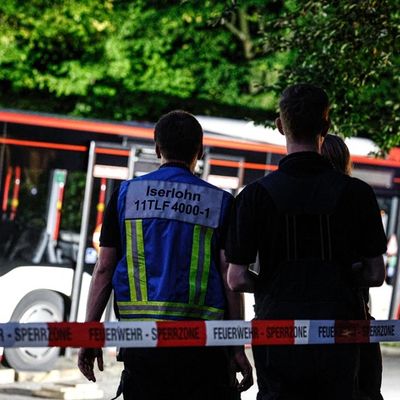 FW-MK: Linienbus kommt in Böschung zum Stehen