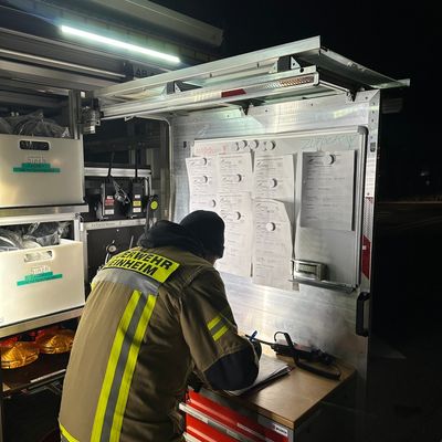 FW Weinheim: Gefahrguteinsatz in Edingen-Neckarhausen. Feuerwehr Weinheim unterstützt mit Atemschutzgeräteträgern und dem Abrollbehälter Atemschutz.