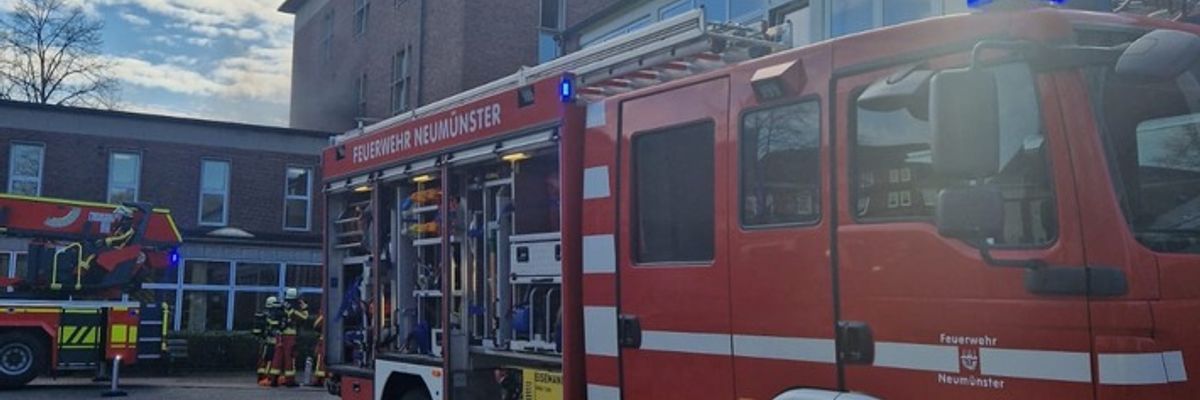 FW Neumünster: Starke Rauchentwicklung bei Feuer in der Walther-Lehmkuhl-Schule in Neumünster