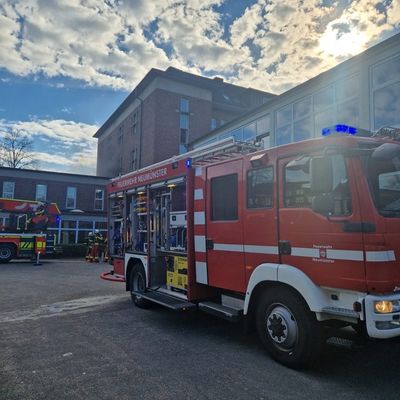 FW Neumünster: Starke Rauchentwicklung bei Feuer in der Walther-Lehmkuhl-Schule in Neumünster