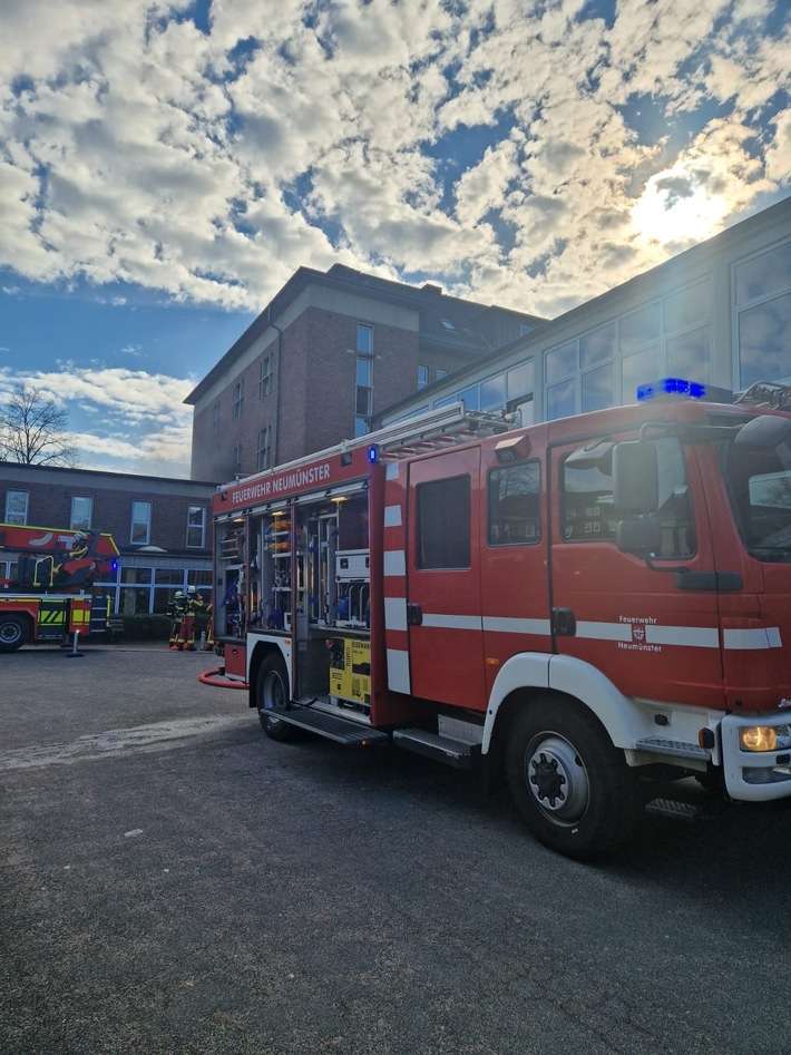 FW Neumünster: Starke Rauchentwicklung bei Feuer in der Walther-Lehmkuhl-Schule in Neumünster