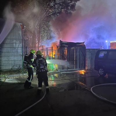 Feuerwehr MTK: Imbissstand steht lichterloh in Flammen