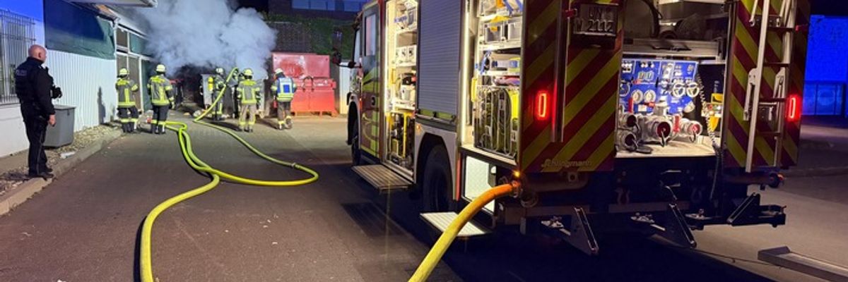 FW-WRN: Brennender Abfallcontainer an der Alten Münsterstraße