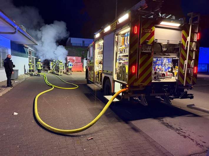 FW-WRN: Brennender Abfallcontainer an der Alten Münsterstraße