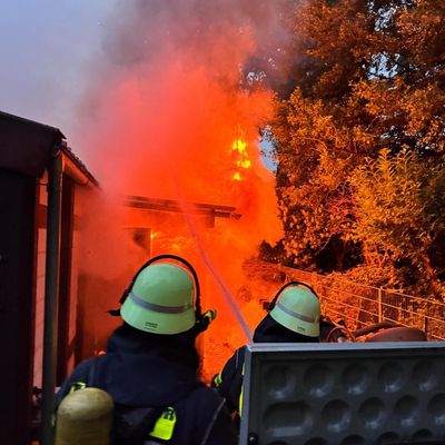 FW Datteln: Kleingebäudebrand - Gartenlaube in Vollbrand