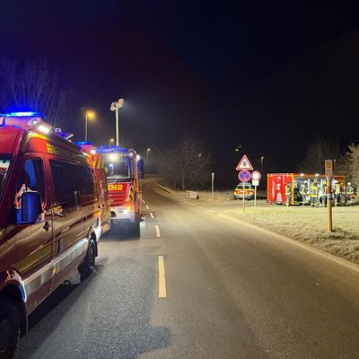 Feuerwehr MTK: Triebfahrzeug entgleist in Hattersheim - Feuerwehr dichtet undichten Öltank ab