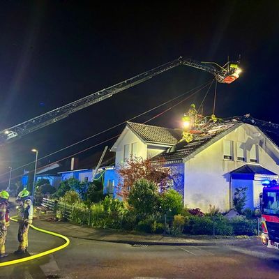 FW Paderborn: Dachstuhlbrand in einem Einfamilienhaus im Ortsteil Elsen