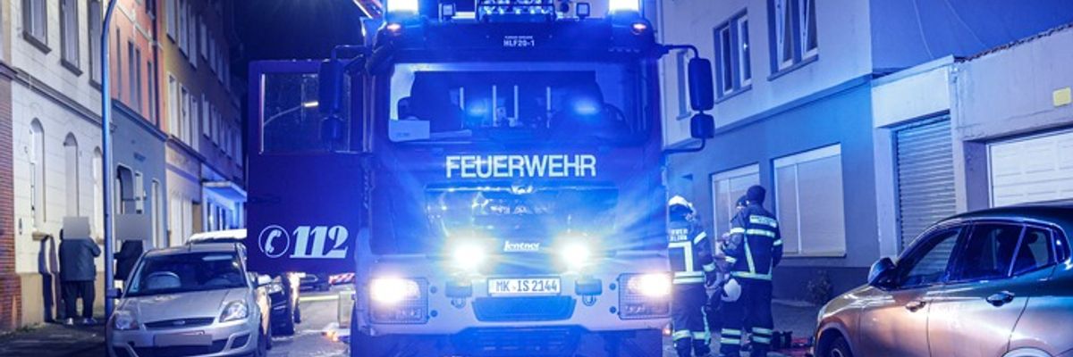 FW-MK: Feuer in Mehrfamilienhaus - Bewohner über Drehleiter gerettet