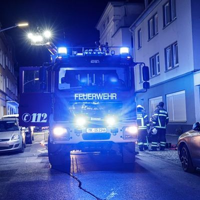 FW-MK: Feuer in Mehrfamilienhaus - Bewohner über Drehleiter gerettet