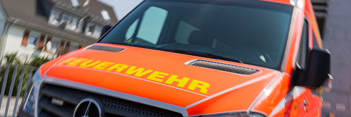 Feuerwehr Rostock: Verkehrsunfall mit Straßenbahn - Person eingeklemmt