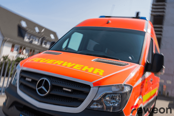FW-D: Brennender Lkw auf Autobahn A 44 - Feuerwehr löschte den Brand und verhinderte eine weitere Brandausbreitung auf angrenzende Böschung