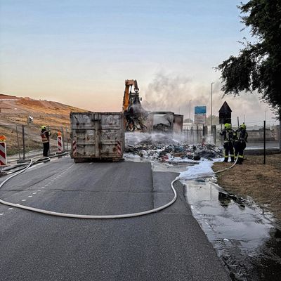 FW-NE: LKW in Vollbrand auf Deponiegelände | Aufwendige Löschmaßnahmen in den frühen Morgenstunden