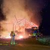 FW-DT: Scheune bei nächtlichem Brand vollständig zerstört - zwei Feuerwehrleute im Krankenhaus