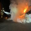FW Bremerhaven: Brand eines Kleintransporter drohte auf Wohngebäude überzugreifen, zwei Personen gerettet.
