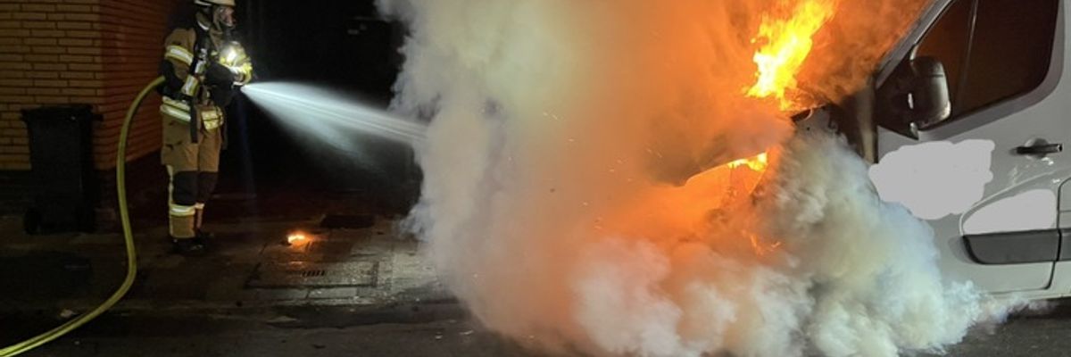 FW Bremerhaven: Brand eines Kleintransporter drohte auf Wohngebäude überzugreifen, zwei Personen gerettet.