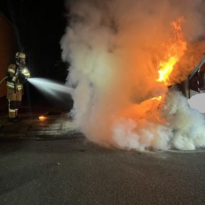 FW Bremerhaven: Brand eines Kleintransporter drohte auf Wohngebäude überzugreifen, zwei Personen gerettet.