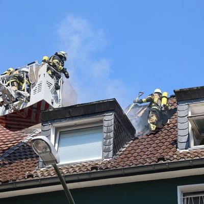 FW-E: Dachstuhlbrand im Essener Südviertel - Feuerwehr bringt Brand schnell unter Kontrolle